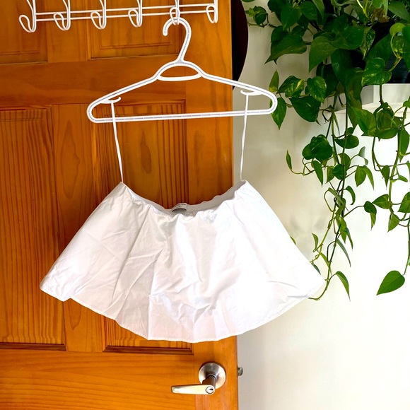 Aritzia Tops - Babaton sleeveless flouncy crop top